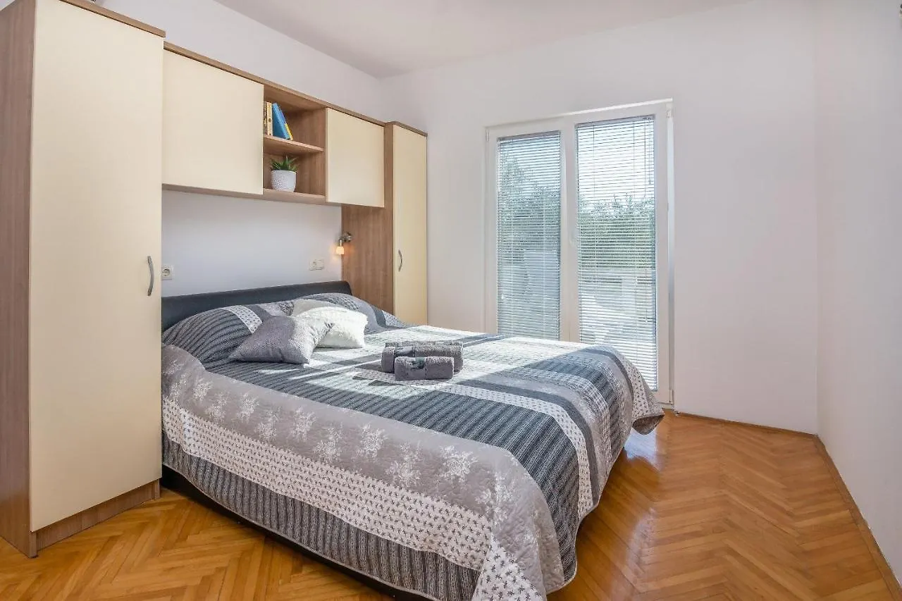 Apartment Radovic Nives Vir 0*,  Croatia