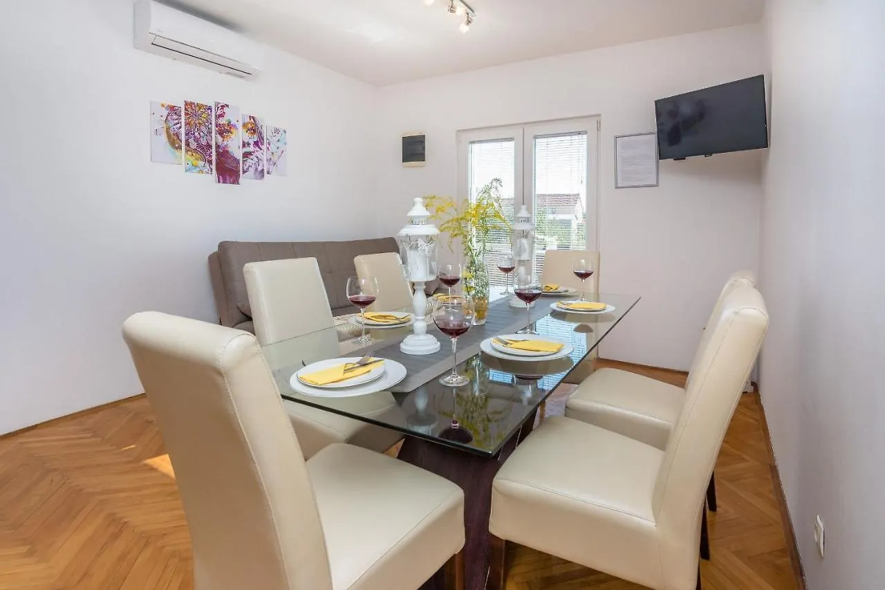 Apartment Radovic Nives Vir 0*,  Croatia